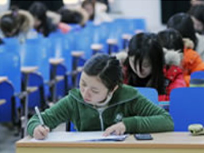 山东潍坊职业技能培训中心 ：学员在认真地考试